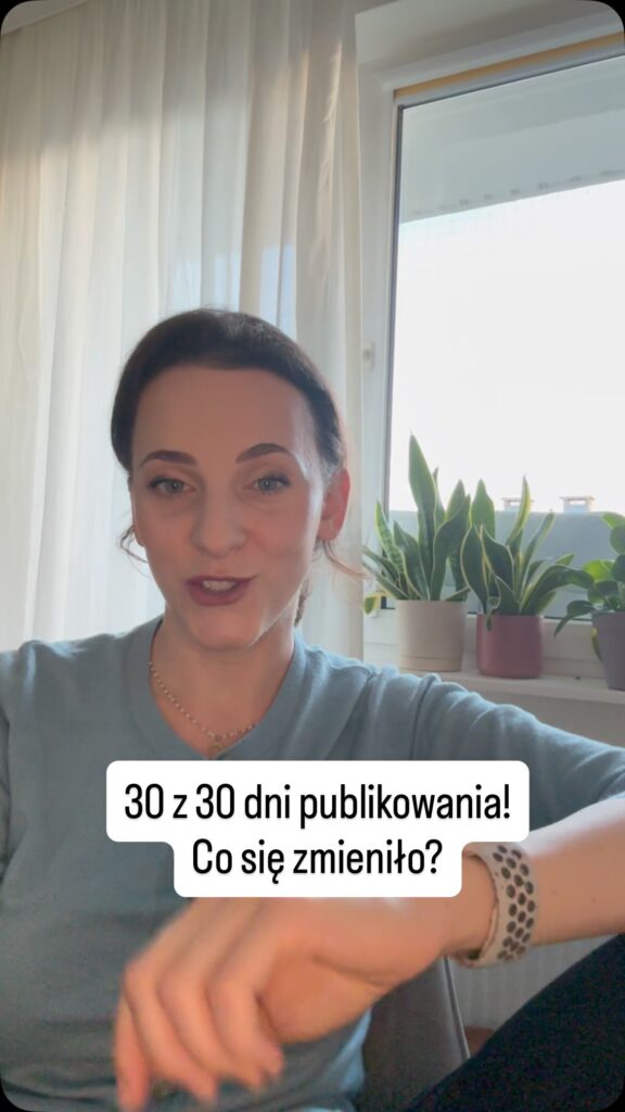Maja Benn mówi do kamery, rolka „30 z 30 dni publikowania”