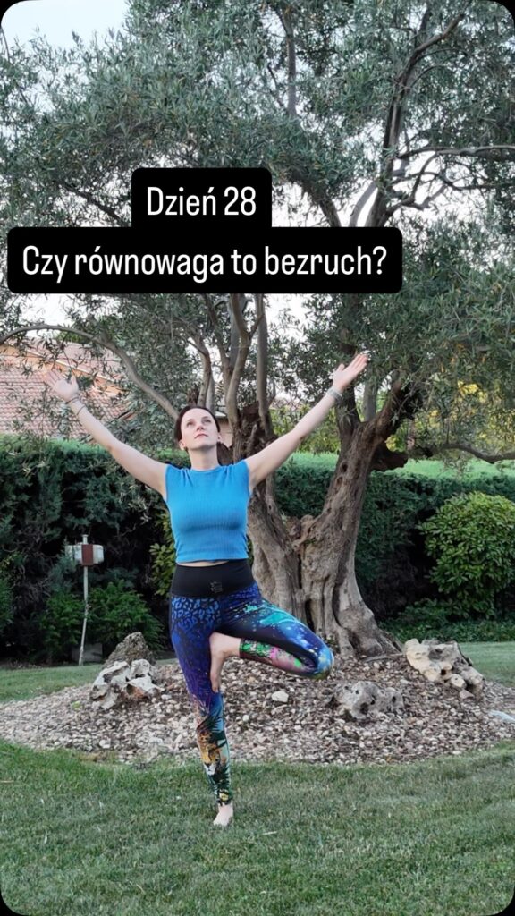 Maja Benn ćwiczy jogę pod drzewem, rolka „Czy równowaga to bezruch?”